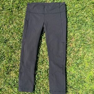 Black lululemon cropped pants size 6 perfect condition